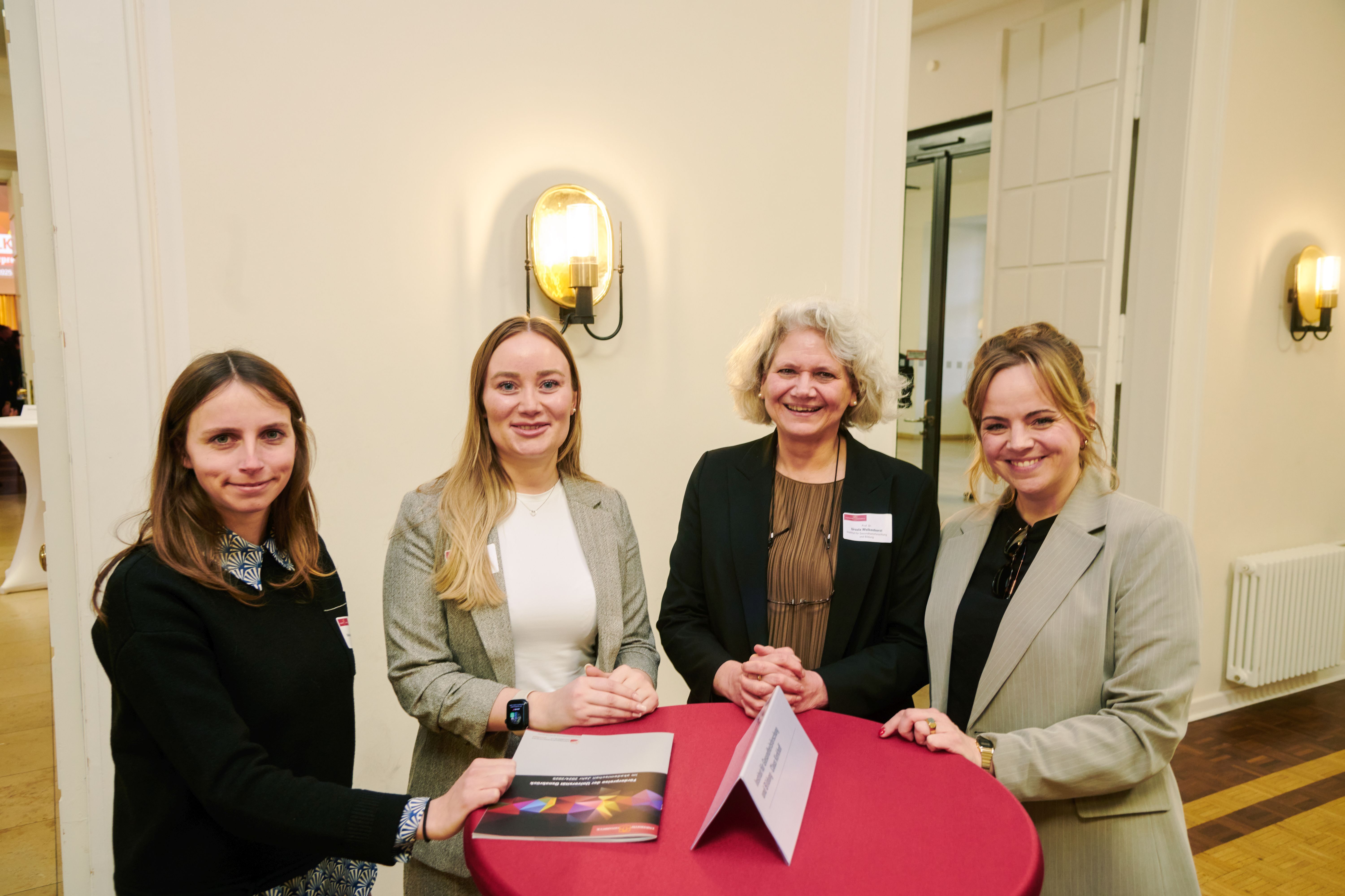 Bild der Preisträgerin mit ihren Betreuerinnen Bild der Preisträgerin mit ihren Betreuerinnen