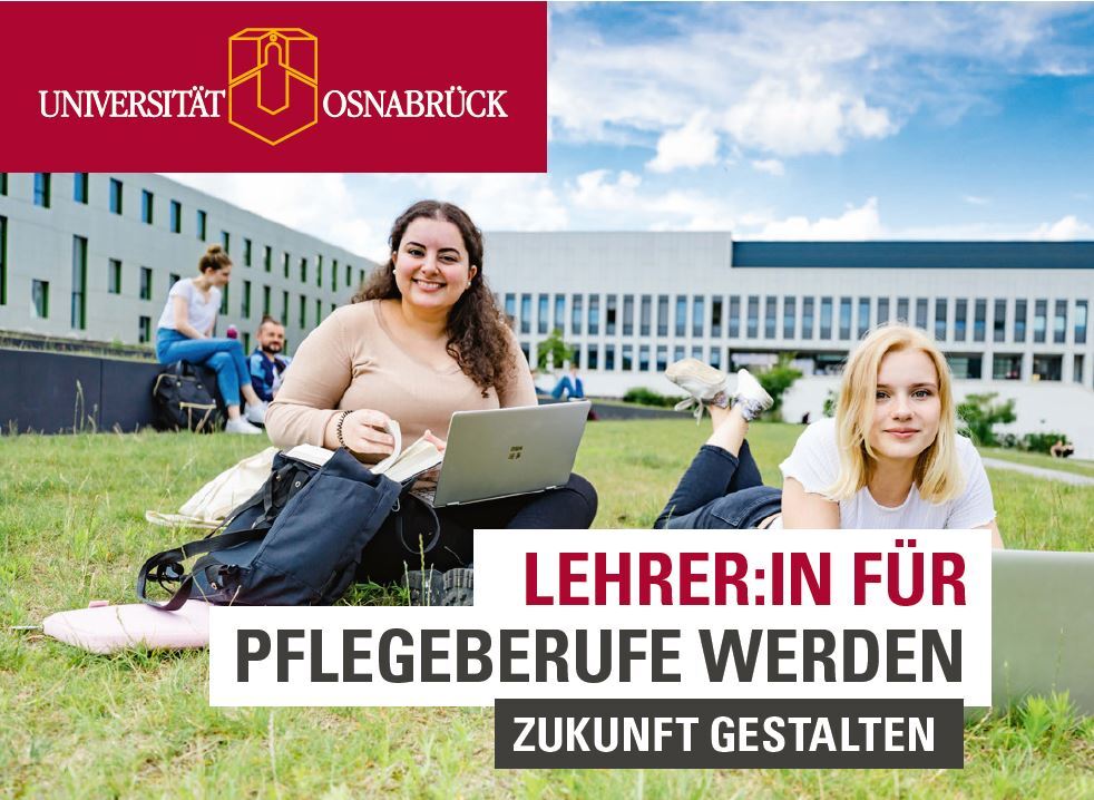 Zwei Lehramtsstudentinnen der Pflegewissenschaft liegen mit ihren Laptops auf der Wiese am Campus Westerberg in Osnabrück.
