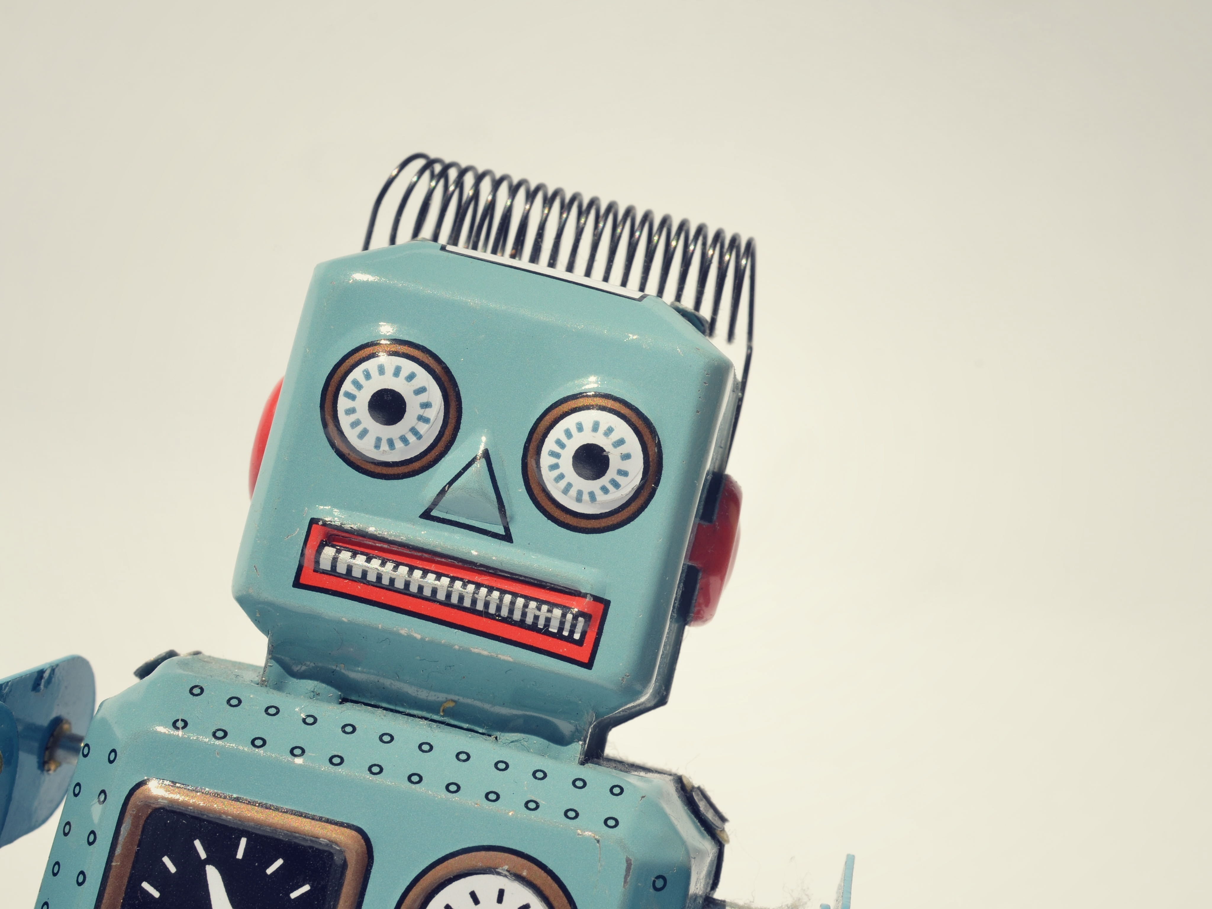 Ein kleiner Roboter schaut den Betrachter freundlich an. Ein kleiner Roboter schaut den Betrachter freundlich an.