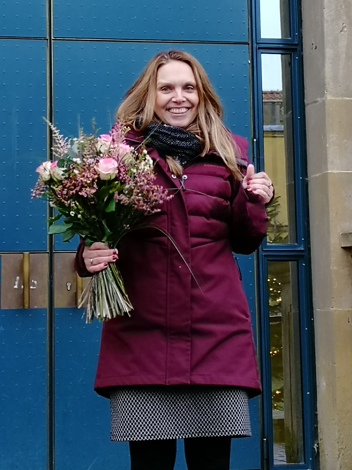 Sara Marquard nach der Disputation ihrer Dissertation mit Blumen vor dem Schloss der Universität Osnabrück Sara Marquard nach der Disputation ihrer Dissertation mit Blumen vor dem Schloss der Universität Osnabrück